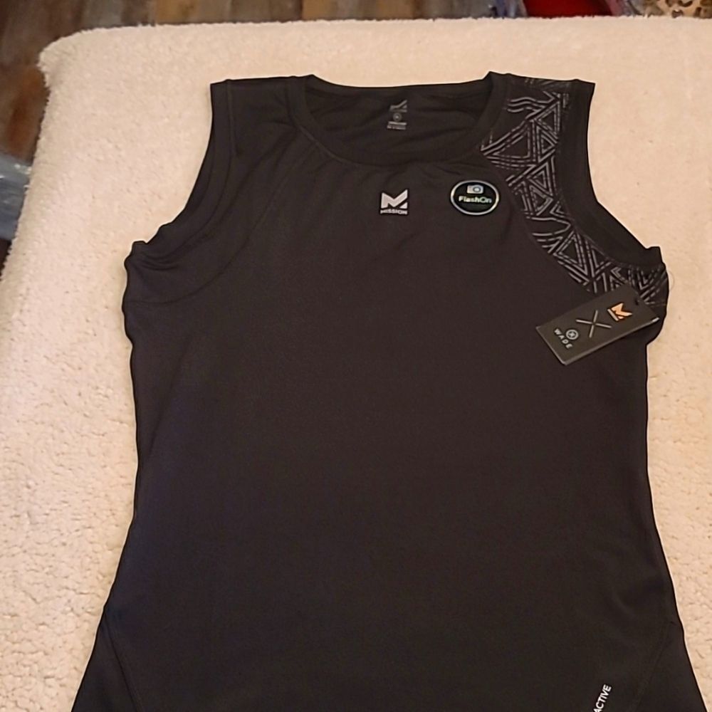 0001. NWT's MISSION's Moisture Active, Black top - Reflective!!